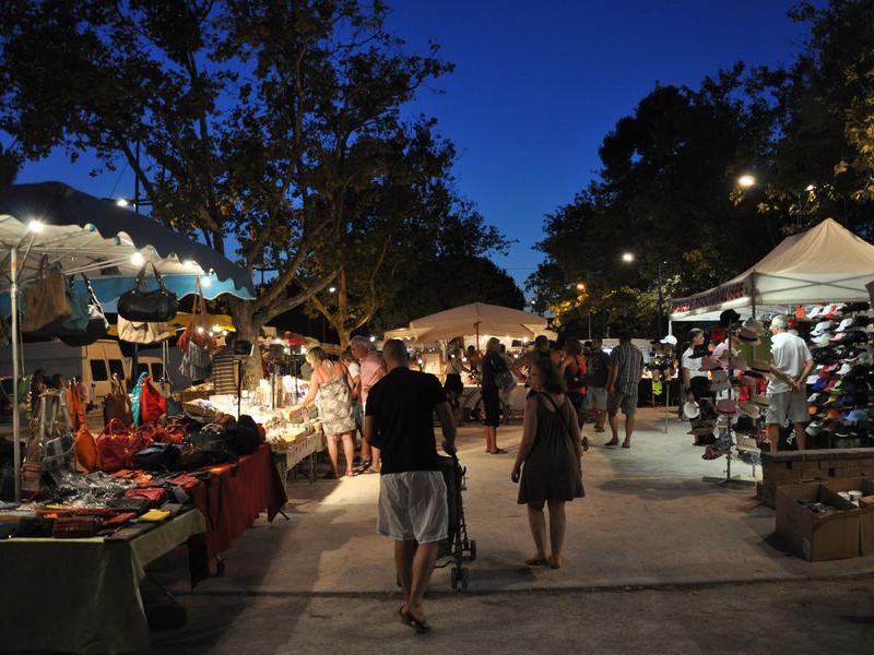 Le marché nocturne et les marchés de proximité